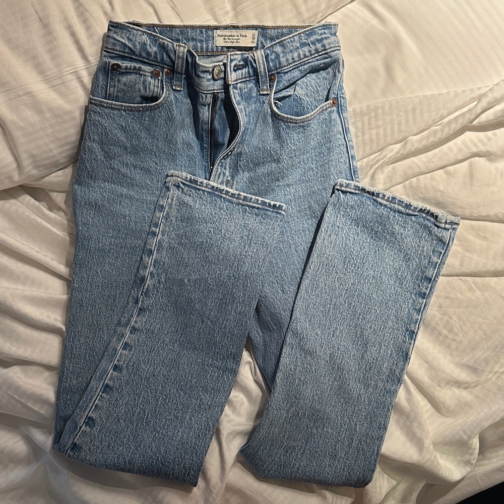 LIKE NEW ABERCROMBIE HIGH RISE JEANS